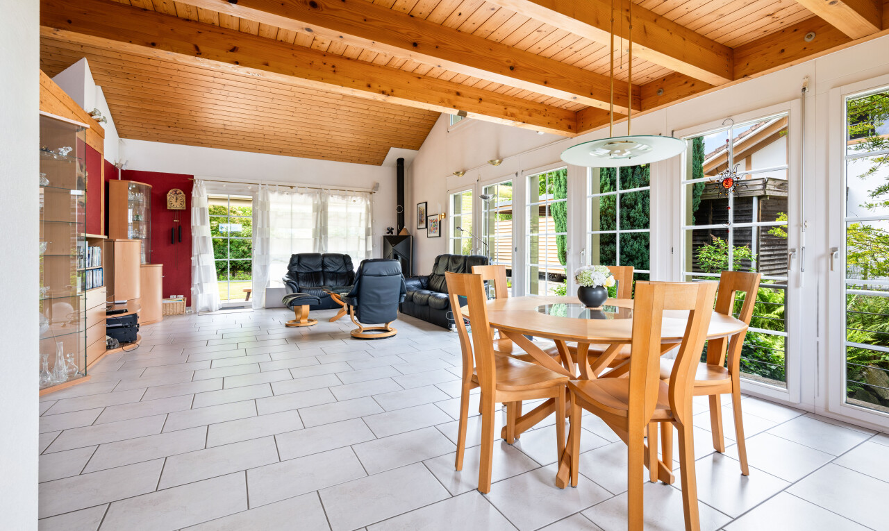 salon / salle à manger avec inside property, plafond en bois, wood ceiling, lumière naturelle, et natural light