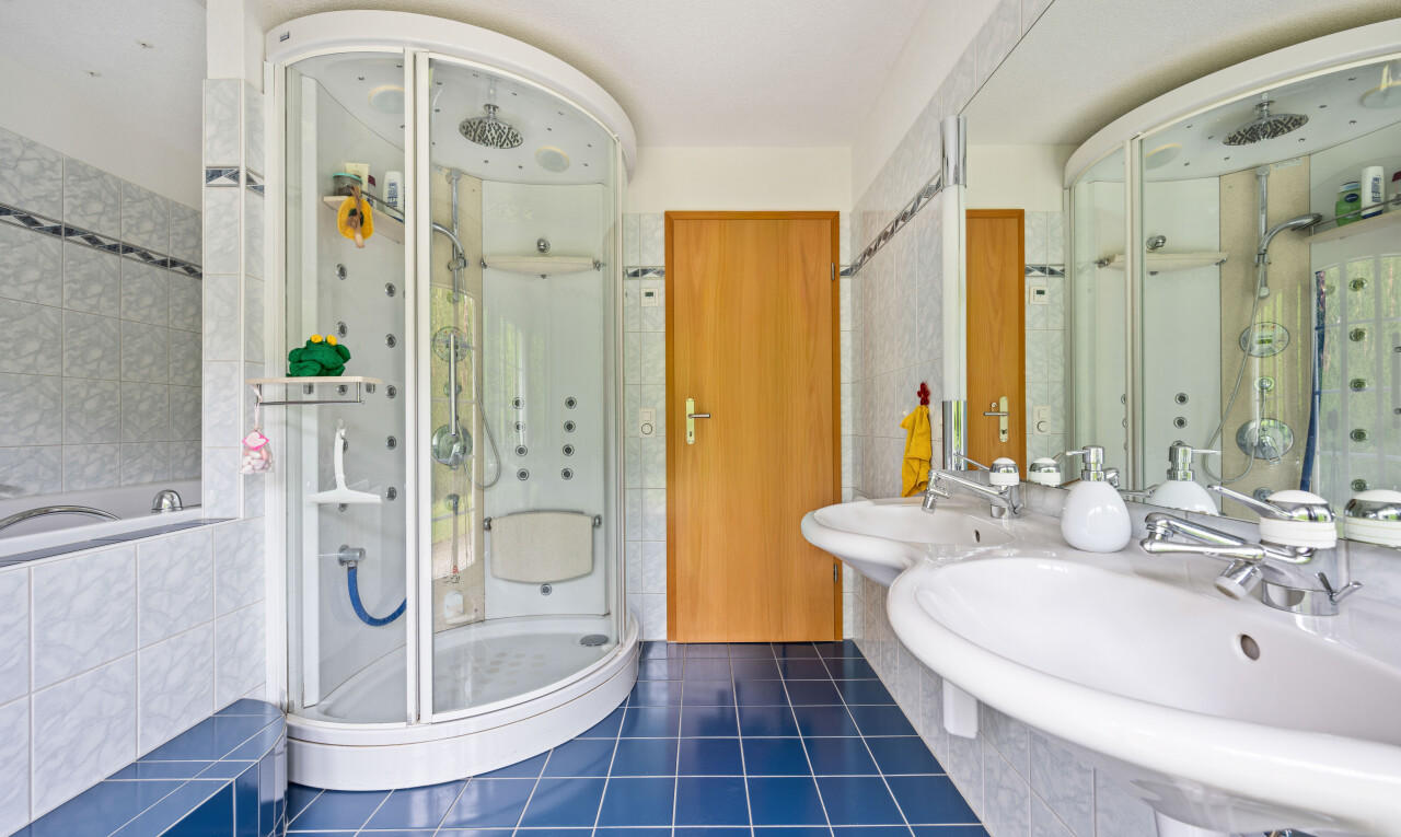 salle de bains avec bain, sol en carrelage, tile floor, douche, et salle de bain complète