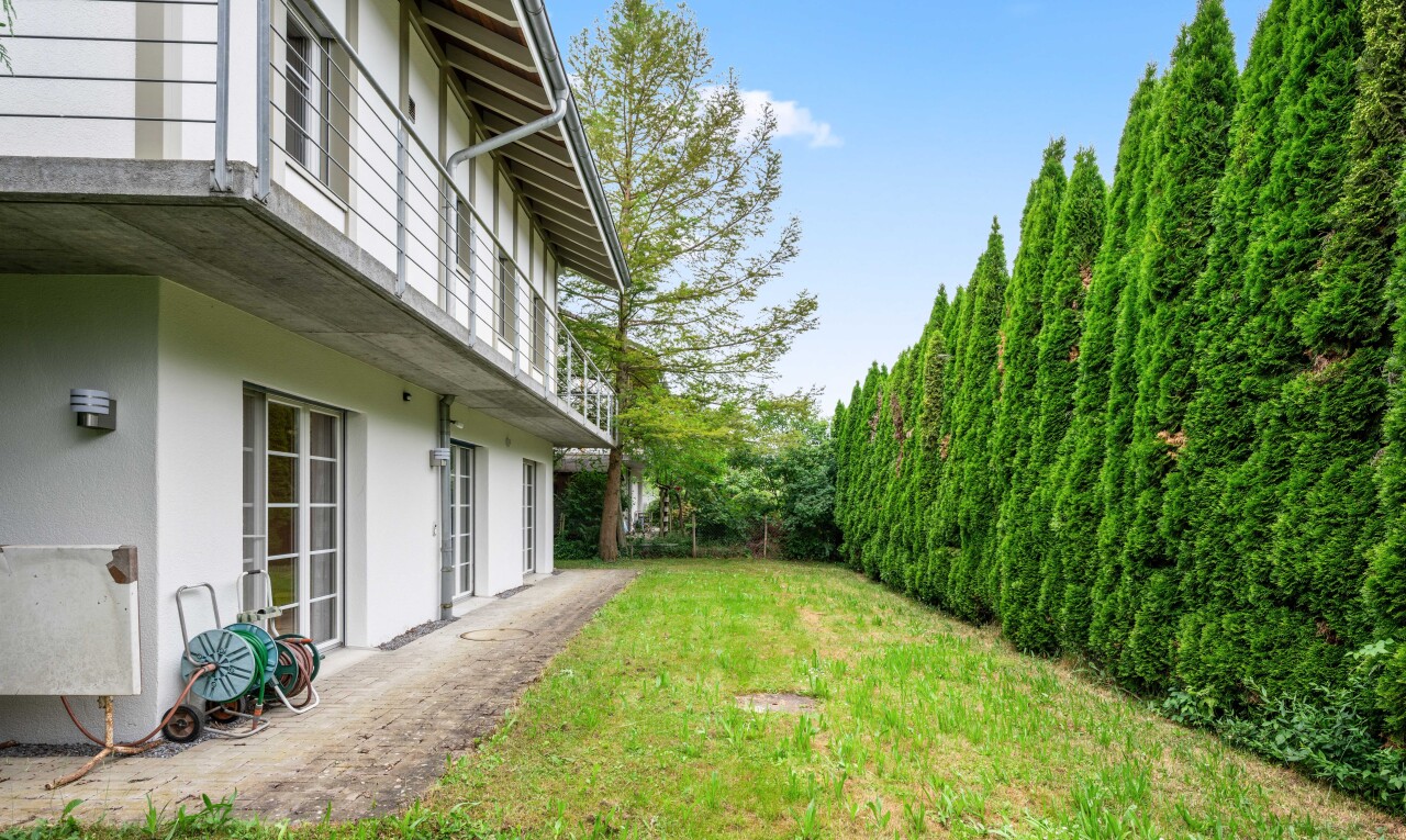 jardin avec pelouse, property visible, day time, et balcon