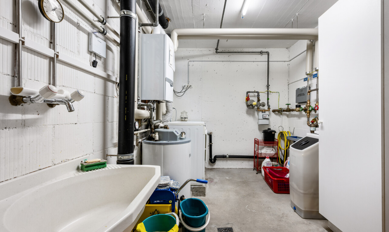 wäschekammer mit waschbecken, betonboden, concrete floor, inside property, und unfinished concrete floor