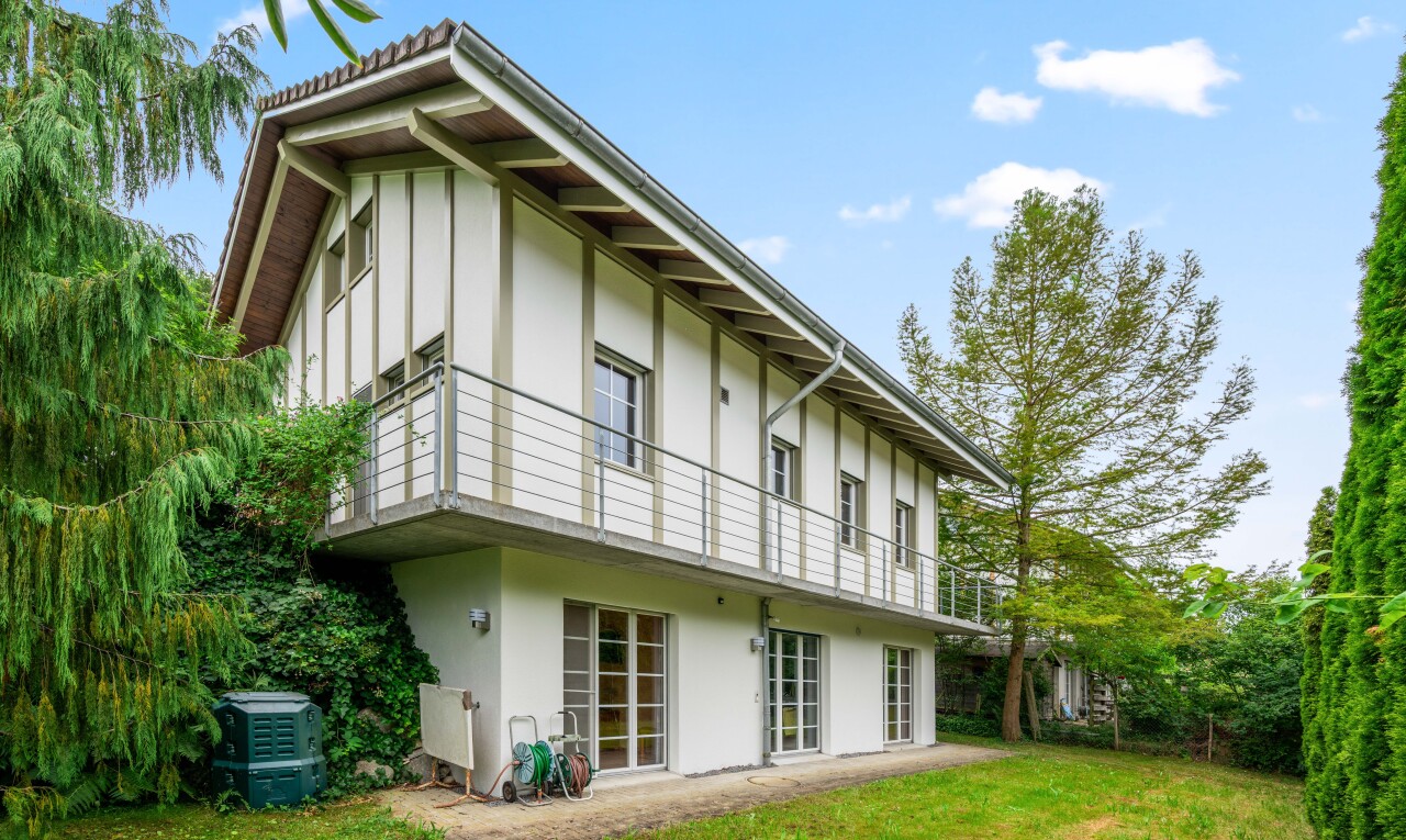 außenansicht mit stuckverkleidung, balkon, rasen, property visible, und day time