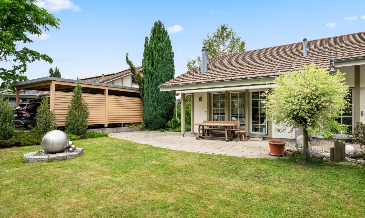 garten mit rasen, from property, terrasse, und day time