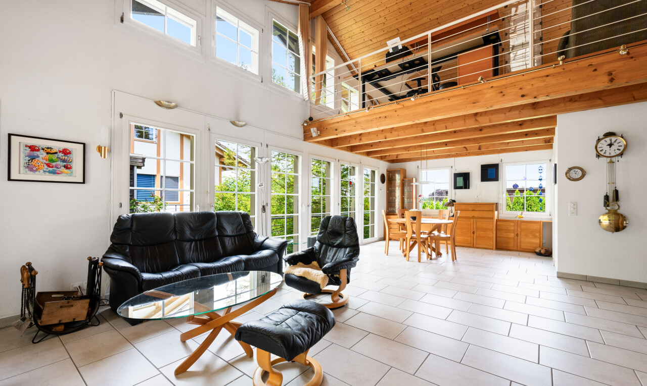 wohn- / esszimmer mit gipskartonwand, drywall, day time, inside property, und holzdecke