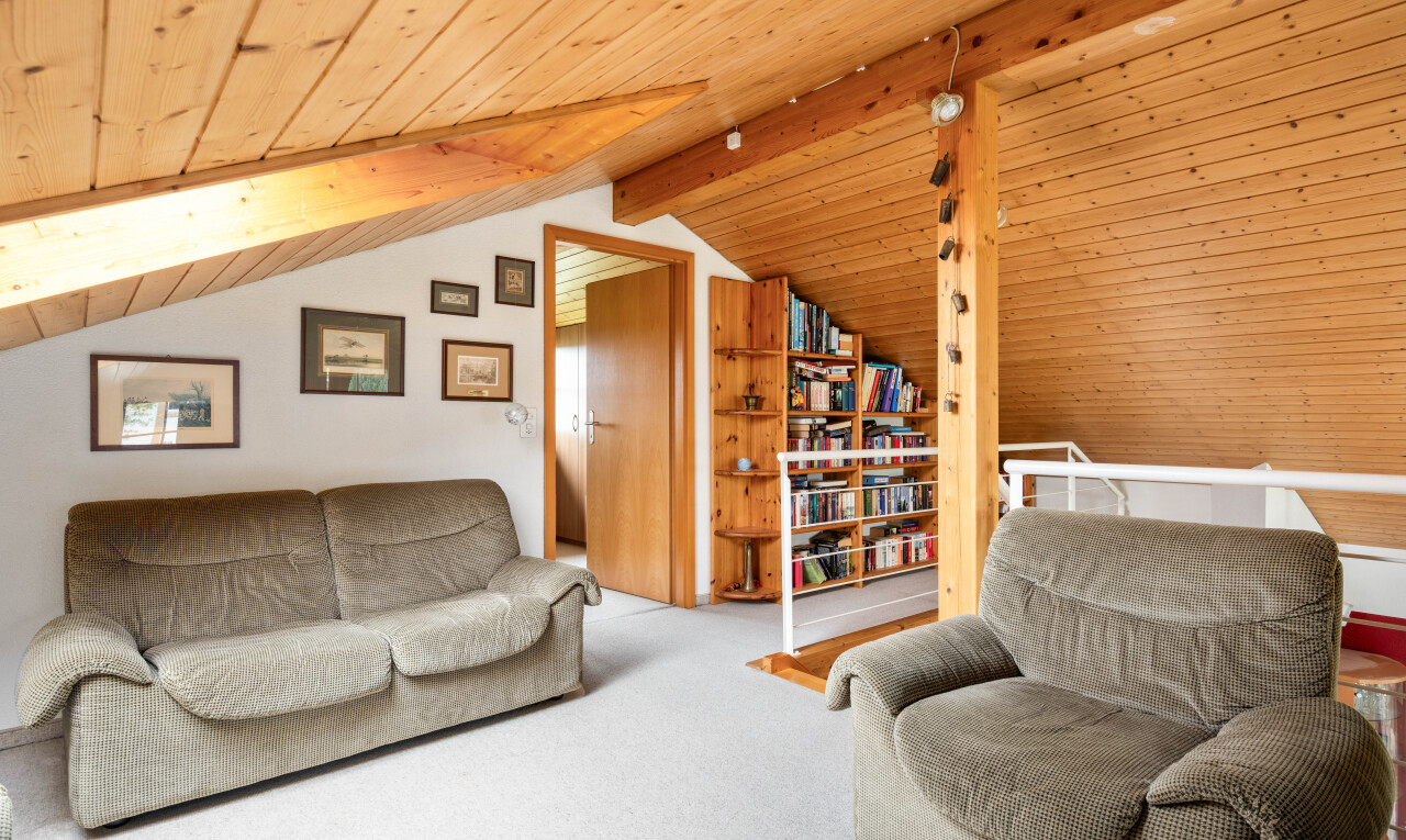 wohnzimmer mit zusätzliches zimmer, kathedralendecke, cathedral ceiling, dachschräge, und vaulted ceiling