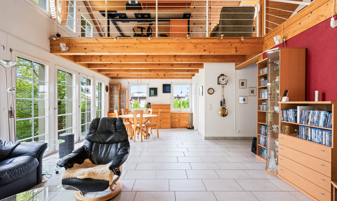 wohn- / esszimmer mit natürliches licht, natural light, hohe decke, high ceiling, und inside property