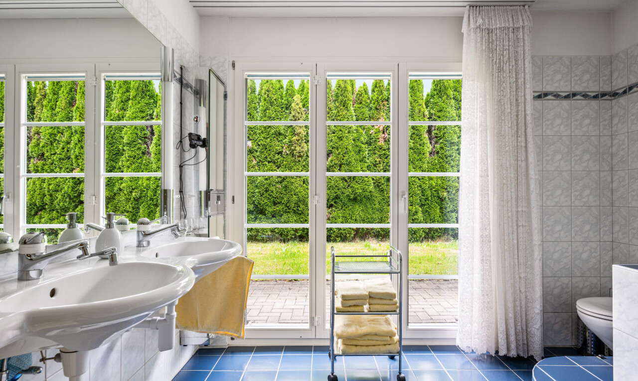bad mit fliesenboden, tile floor, komplettes badezimmer, toilette, und dark floor