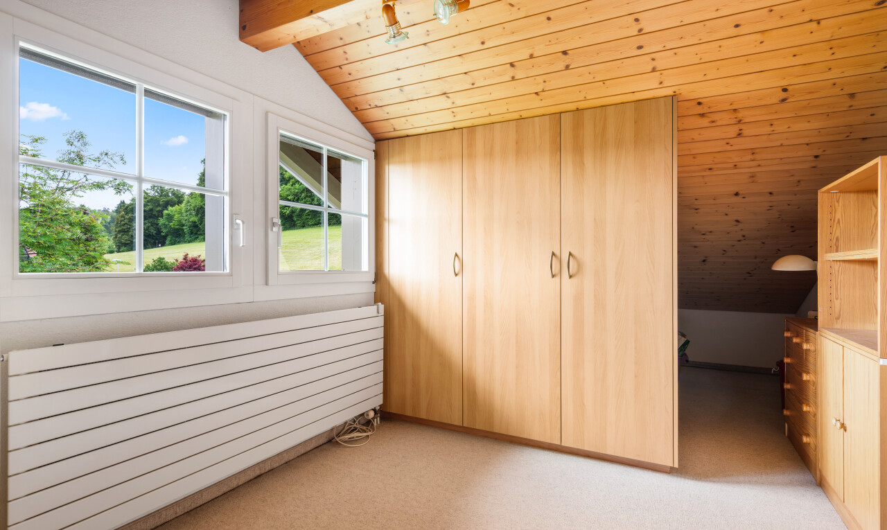 zimmer / schlafzimmer mit kühler, holzdecke, wood ceiling, dachschräge, und vaulted ceiling