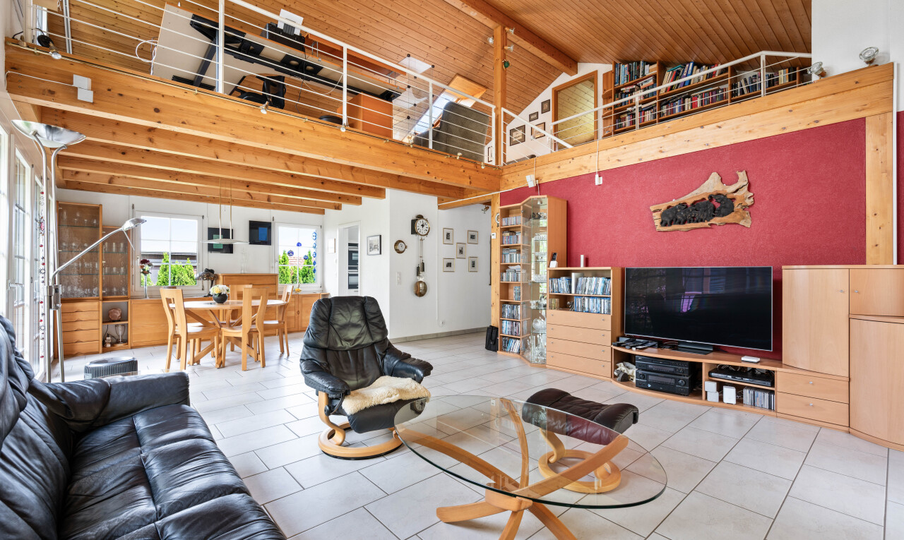 wohn- / esszimmer mit inside property, hohe decke, high ceiling, natürliches licht, und natural light