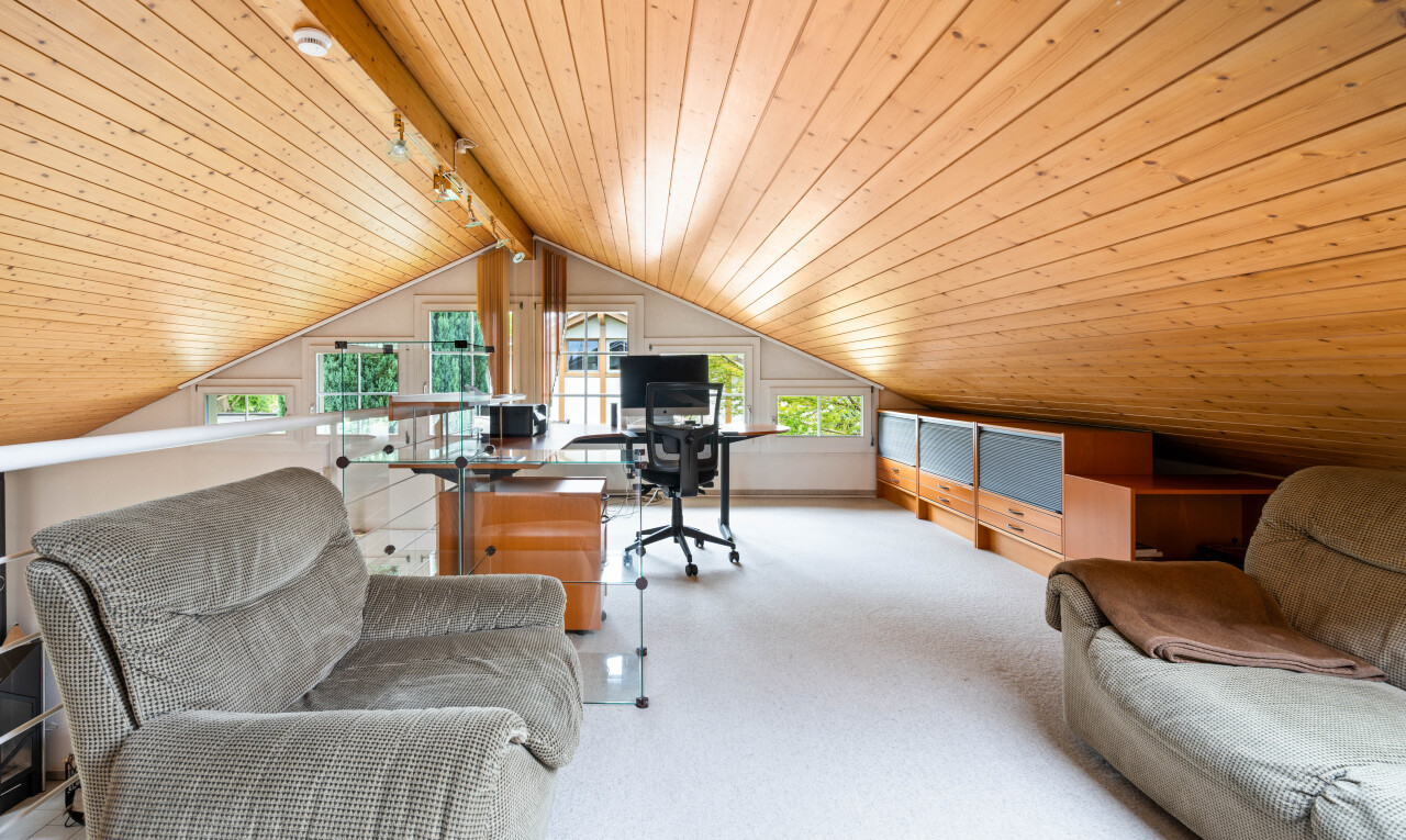büro mit zusätzliches zimmer, dachschräge, vaulted ceiling, holzdecke, und wood ceiling
