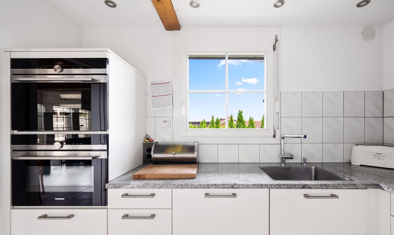 küche mit doppel backofen, weiße schränke, white cabinets, waschbecken, und day time
