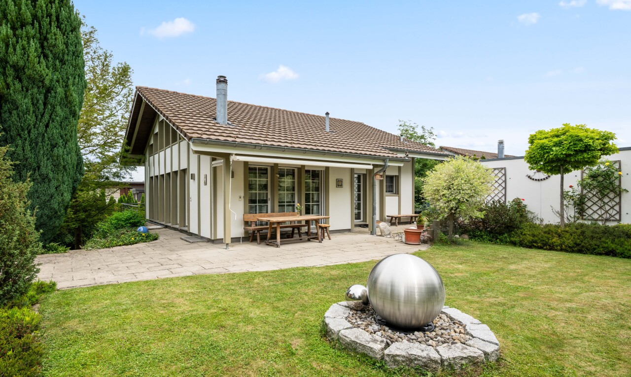 außenansicht mit from property, rasen, terrasse, day time, und zaun