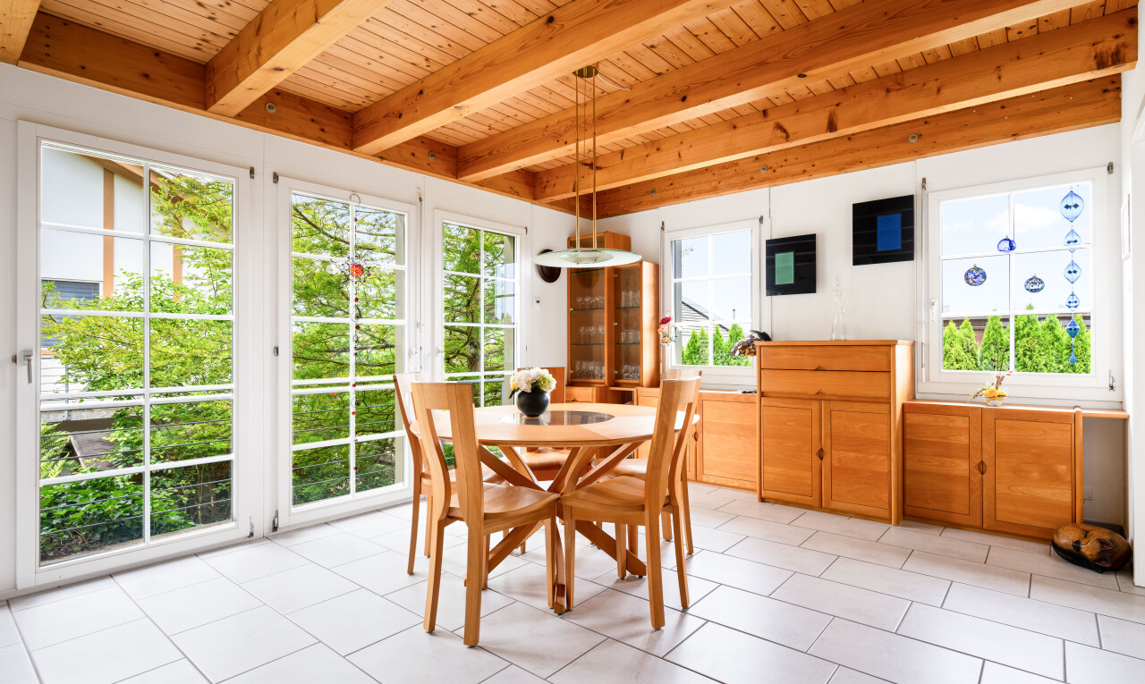 salle à manger avec inside property, lumière naturelle, natural light, plafond à poutres, et beamed ceiling