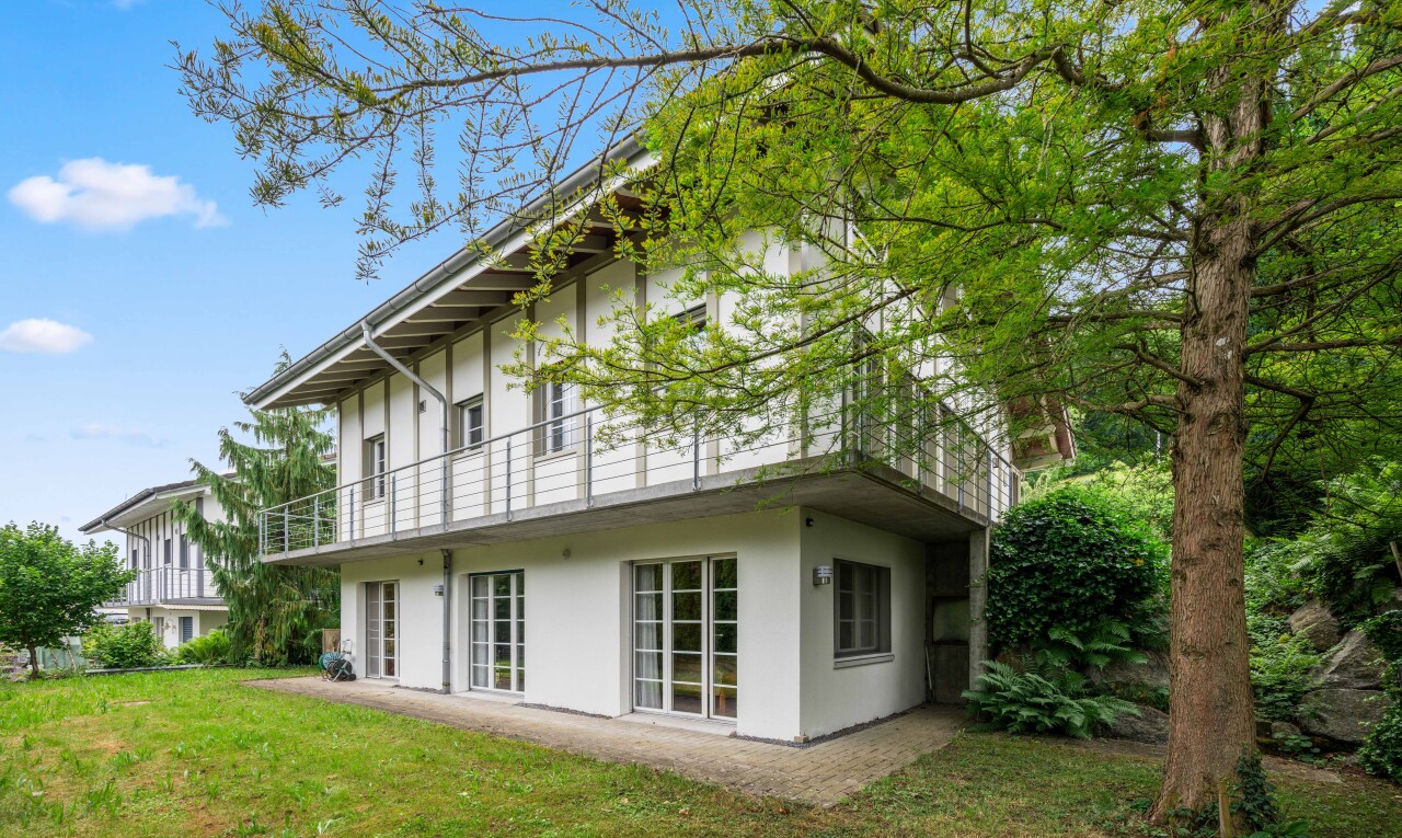 außenansicht mit stuckverkleidung, balkon, rasen, property visible, und day time