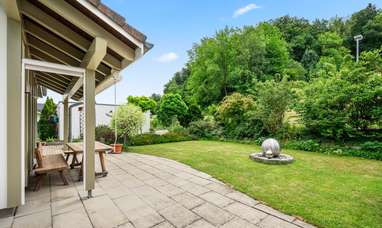 terrasse avec pelouse, terrasse, from property, et day time