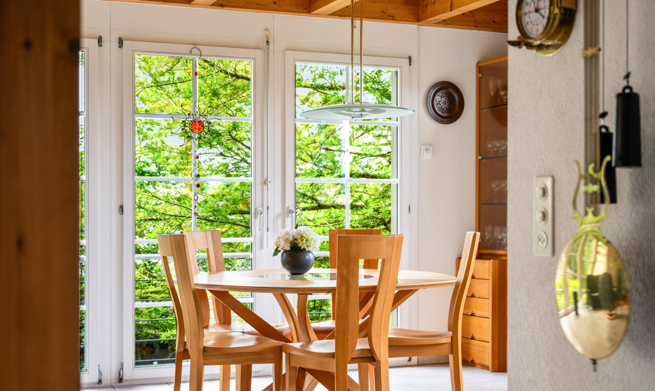 salle à manger avec lumière naturelle, natural light, inside property, light floor, et cloison sèche
