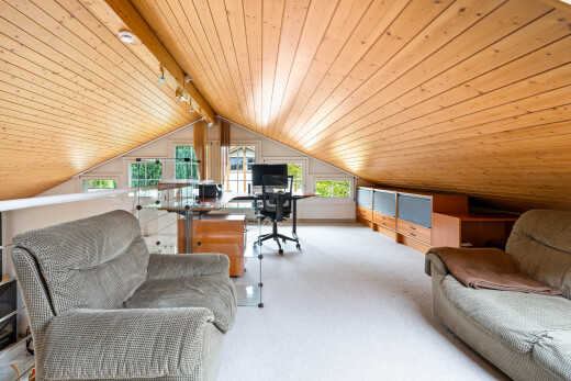 büro mit zusätzliches zimmer, dachschräge, vaulted ceiling, holzdecke, und wood ceiling