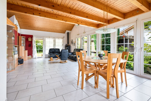 wohn- / esszimmer mit inside property, holzdecke, wood ceiling, natürliches licht, und natural light