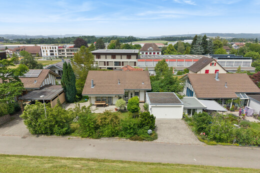 außenansicht mit auffahrt, garage angeschlossen, day time, ziegeldach, und property visible