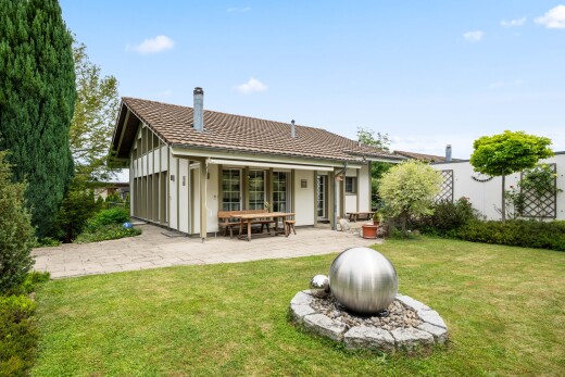 außenansicht mit from property, rasen, terrasse, day time, und zaun