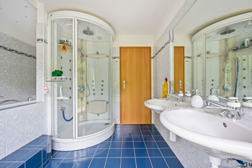 bad mit bad, fliesenboden, tile floor, dusche, und komplettes badezimmer