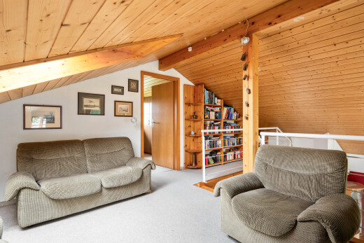 wohnzimmer mit zusätzliches zimmer, kathedralendecke, cathedral ceiling, dachschräge, und vaulted ceiling