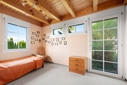 zimmer / schlafzimmer mit day time, balkendecke, beamed ceiling, holzdecke, und wood ceiling