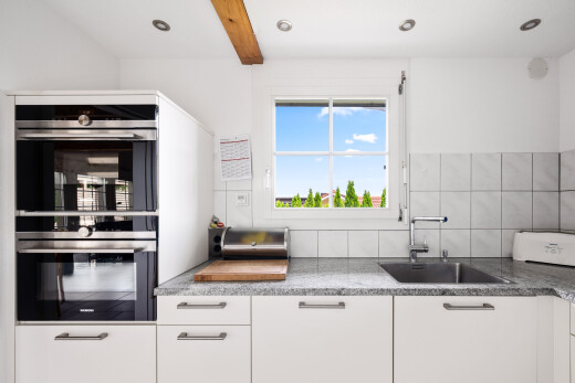 küche mit doppel backofen, weiße schränke, white cabinets, waschbecken, und day time