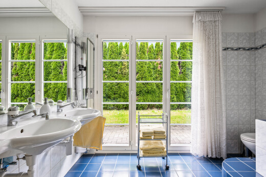 bad mit fliesenboden, tile floor, komplettes badezimmer, toilette, und dark floor