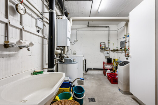 wäschekammer mit waschbecken, betonboden, concrete floor, inside property, und unfinished concrete floor