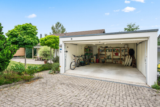 terrasse mit garage, day time, auffahrt, und property visible