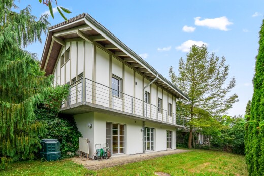außenansicht mit stuckverkleidung, balkon, rasen, property visible, und day time