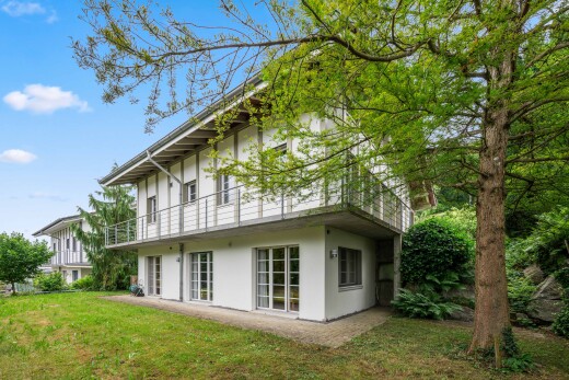 außenansicht mit stuckverkleidung, balkon, rasen, property visible, und day time