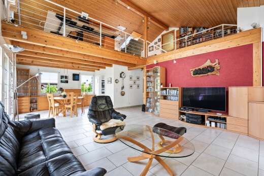 wohn- / esszimmer mit inside property, hohe decke, high ceiling, natürliches licht, und natural light