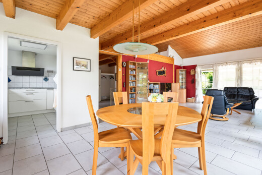 esszimmer mit inside property, balkendecke, beamed ceiling, gipskartonwand, und drywall