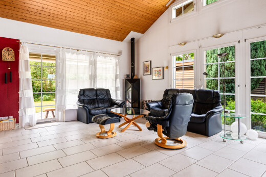 wohnzimmer mit hohe decke, high ceiling, inside property, holzdecke, und wood ceiling