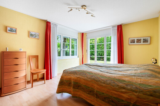 zimmer / schlafzimmer mit holzfußboden, wood finish floor, natürliches licht, natural light, und gipskartonwand