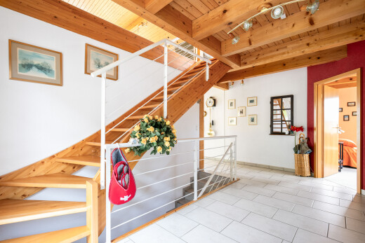 treppe mit balkendecke, beamed ceiling, holzdecke, wood ceiling, und gipskartonwand