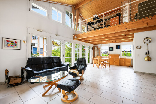 wohn- / esszimmer mit gipskartonwand, drywall, day time, inside property, und holzdecke
