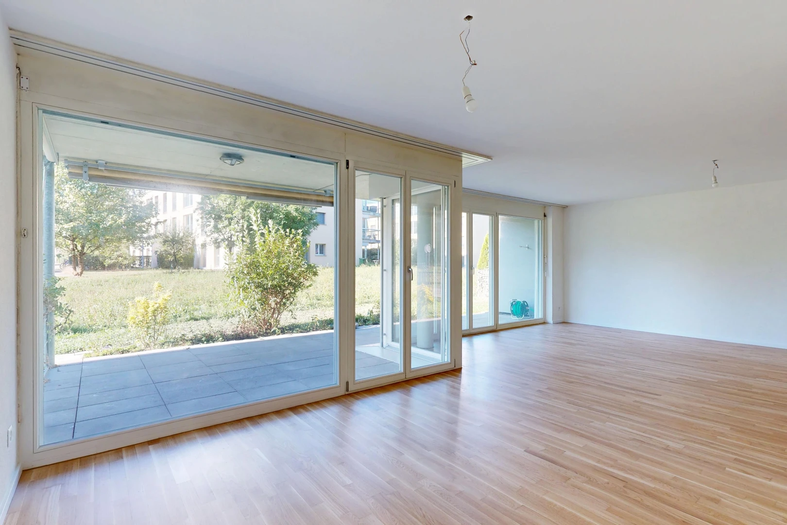leerer raum mit drywall, gipskartonwand, außenzugang, wood finish floor, und holzfußboden