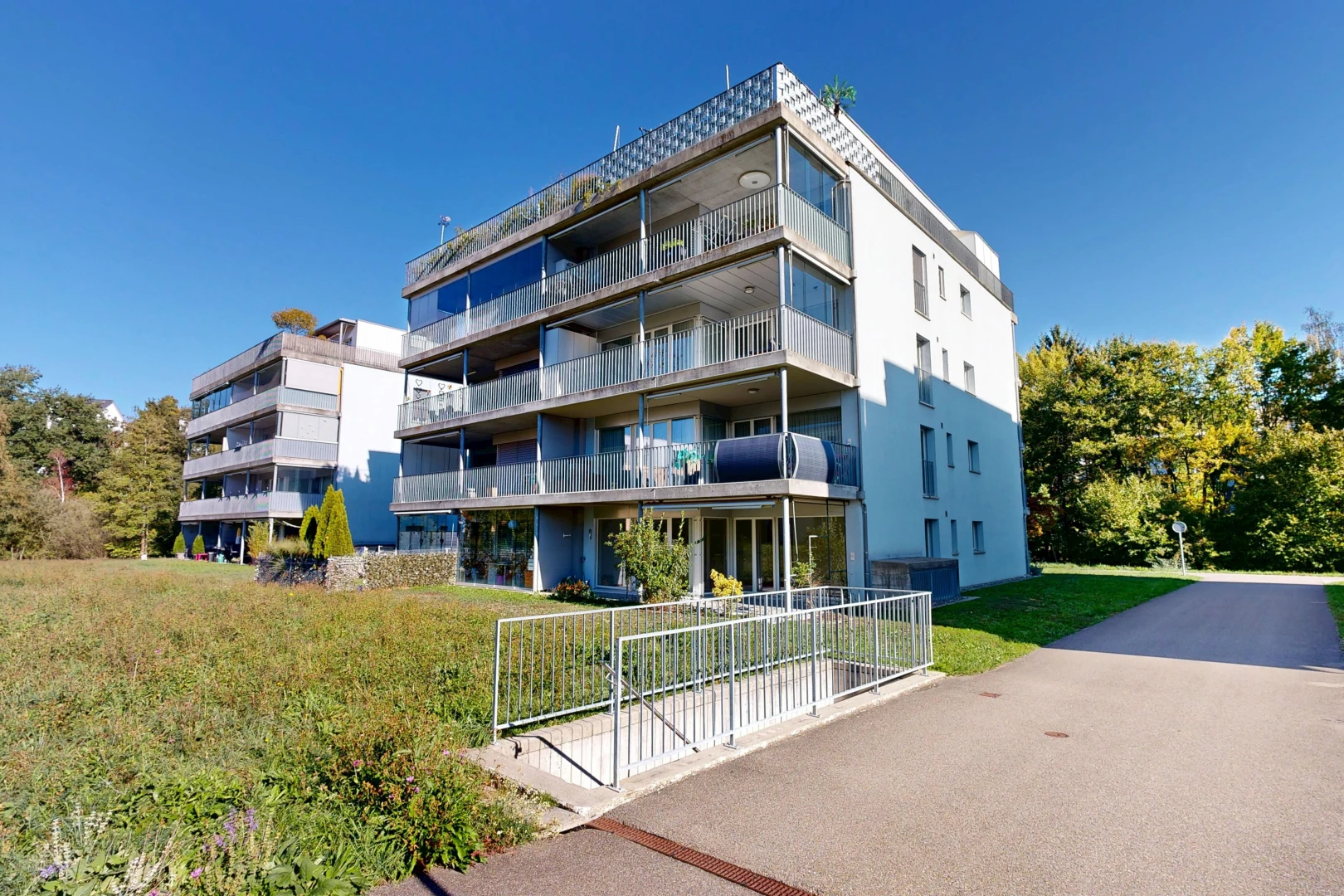 außenansicht mit apartment complex view, blick auf wohnanlage, day time, und from community