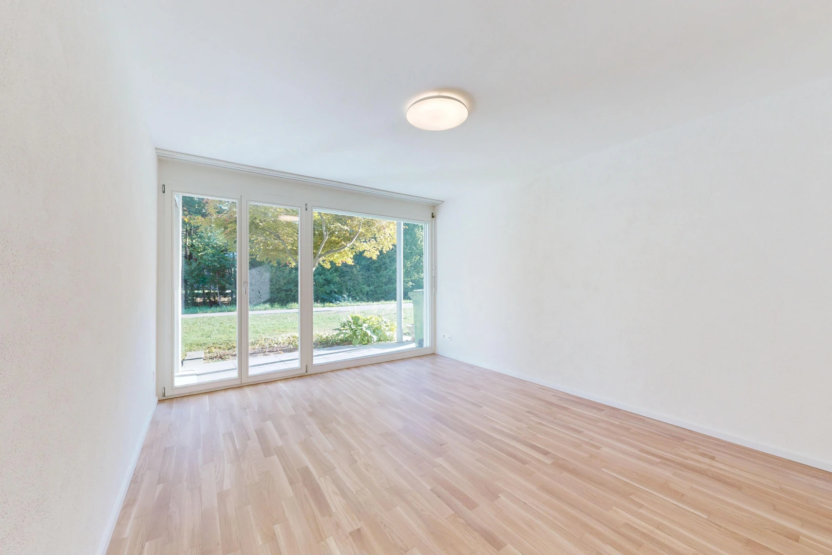 leerer raum mit drywall, gipskartonwand, wood finish floor, holzfußboden, und inside property