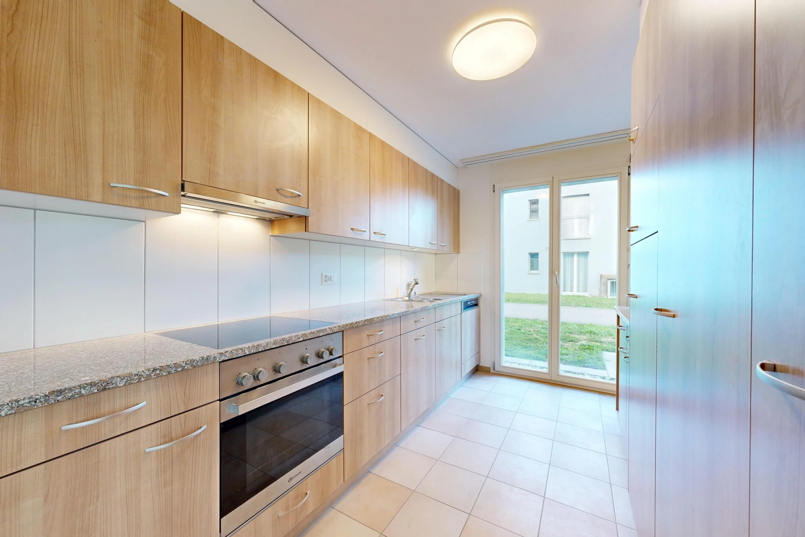 küche mit ofen, light floor, light countertops, stein arbeitsplatten, und stone countertops