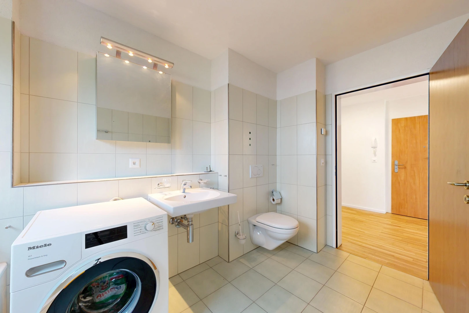 bad mit tumbler, fliesenwand, tile wall, spiegel, und light floor
