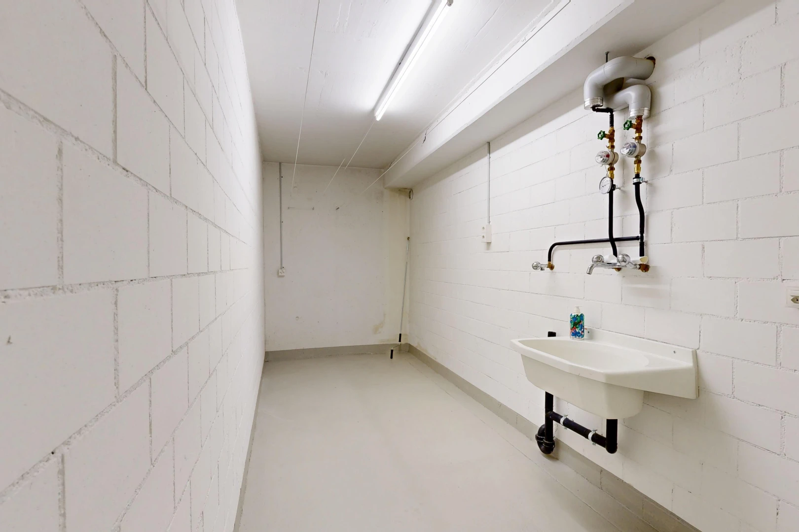 bad mit waschbecken und inside community
