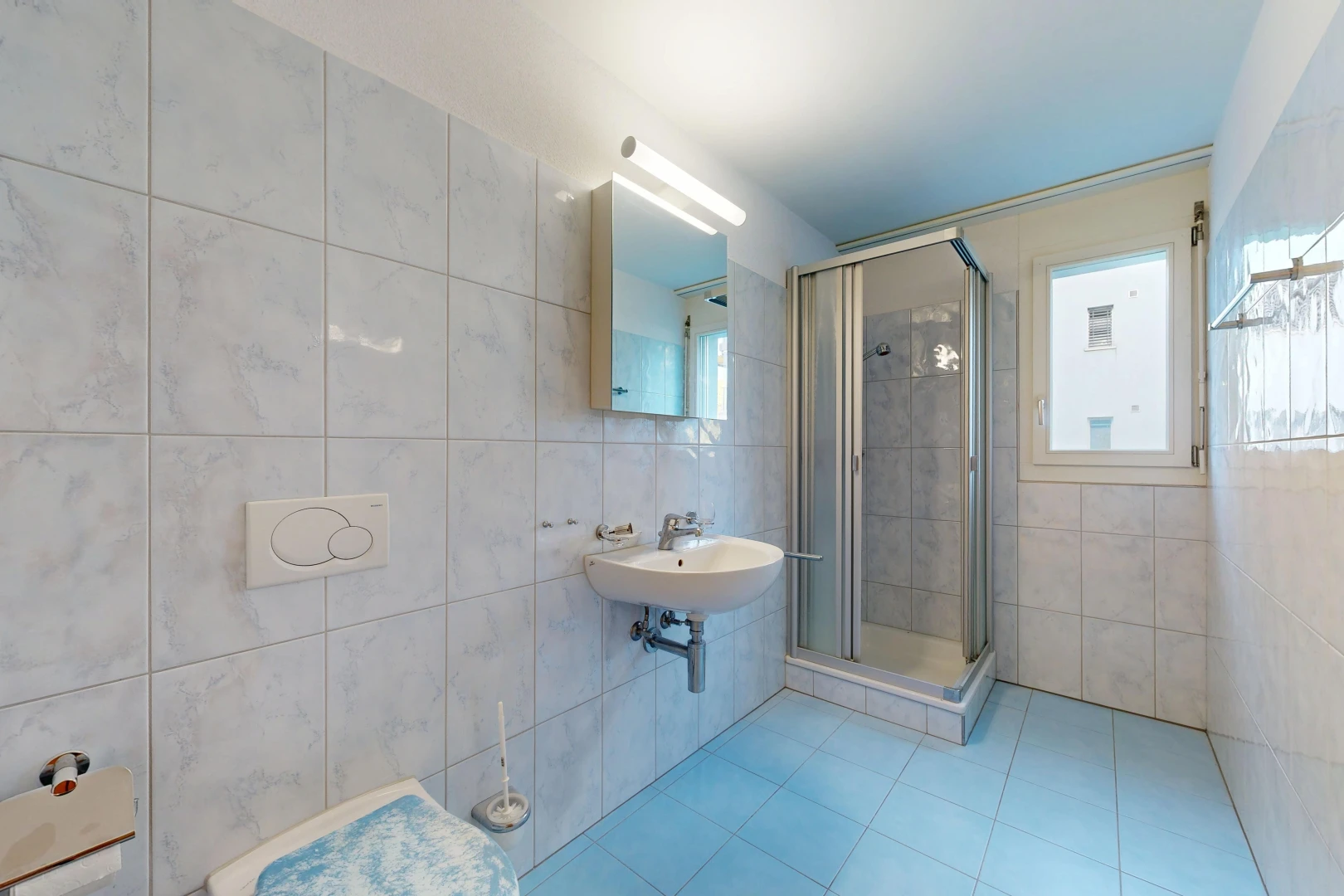 bad mit tile wall, fliesenwand, dusche, komplettes badezimmer, und spiegel