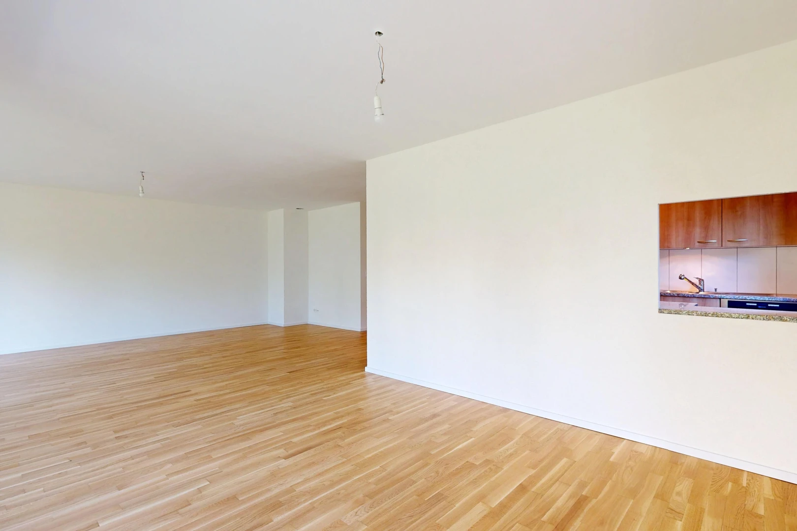 leerer raum mit drywall, gipskartonwand, inside property, wood finish floor, und holzfußboden