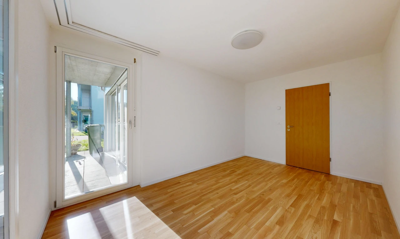 leerer raum mit drywall, gipskartonwand, außenzugang, wood finish floor, und holzfußboden