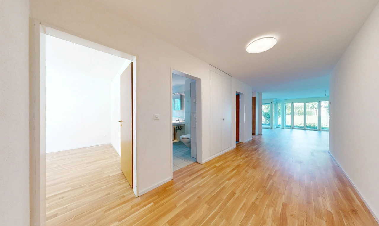 halle / korridor mit drywall, gipskartonwand, wood finish floor, holzfußboden, und inside property
