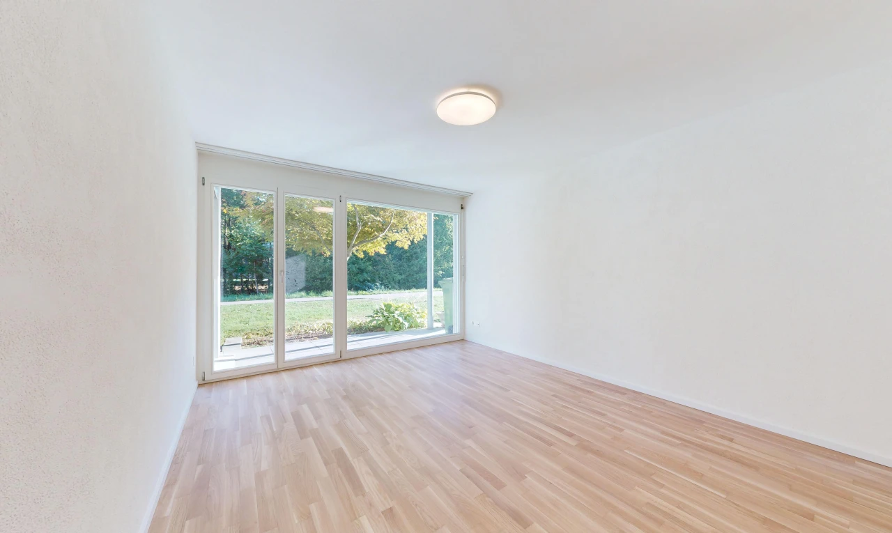 leerer raum mit drywall, gipskartonwand, wood finish floor, holzfußboden, und inside property