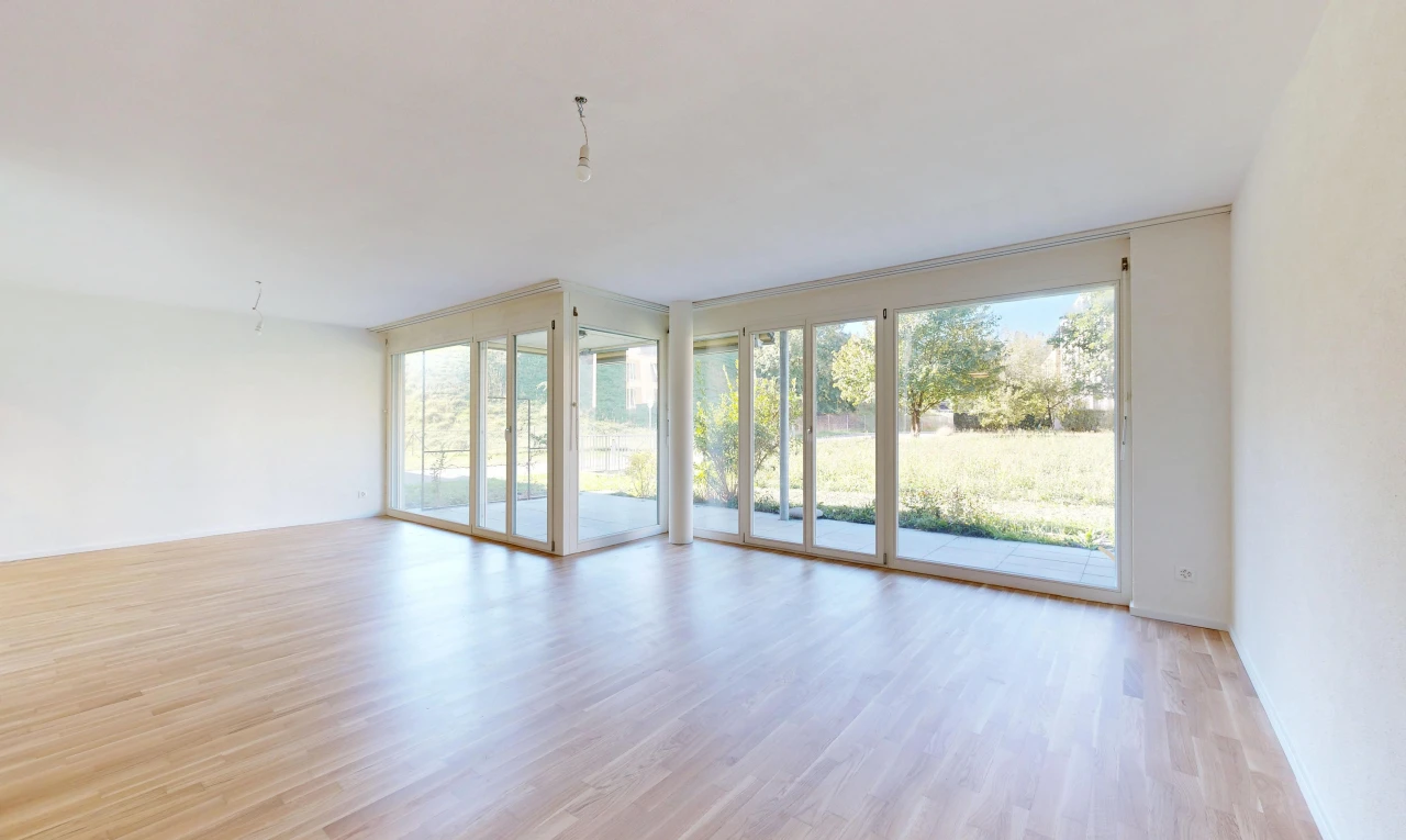 leerer raum mit drywall, gipskartonwand, wood finish floor, holzfußboden, und inside property